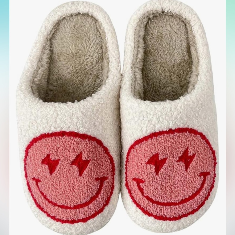 NWT Moon Cake Plush Cream and Pink Star Slippers for Cozy Comfort Size 5/6
